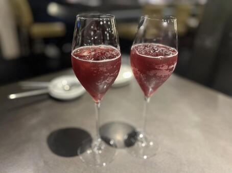 ワイングラスで乾杯 乾杯,ワイングラス,ビストロの写真素材