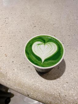 ハートのラテアートが施された抹茶ラテ ハートのラテアートが施された抹茶ラテ 抹茶ラテ,ラテアート,ハートの写真素材