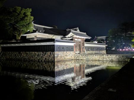 ライトアップした国宝松本城二の門【夜景】 ライトアップした国宝松本城二の門【夜景】 松本城,二の門,高麗門の写真素材