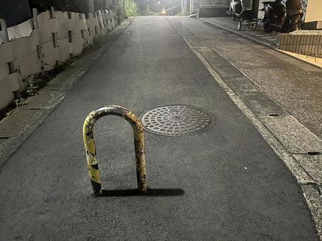 夜道 夜道 アスファルト舗装,道路,ポールの写真素材