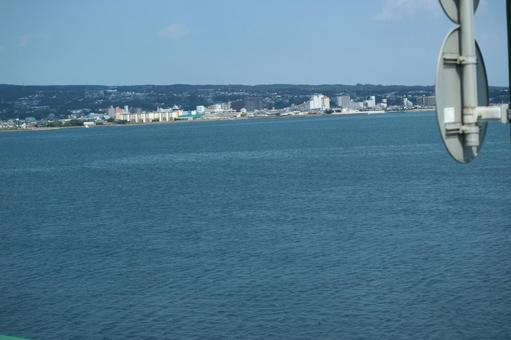 青い海と対岸の街並み 海,水面,波の写真素材