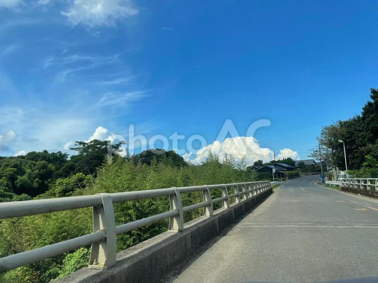 夏の青空と田舎道が続く風景 道,風景,青空の写真素材