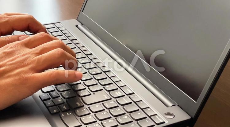 ノートバソコンで仕事をする男性の手 ノートパソコン,ビジネス,pcの写真素材