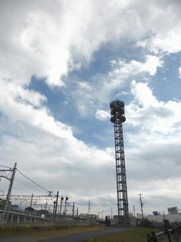 鉄道路線と電波塔と3月の空 鉄道路線と電波塔と3月の空の写真