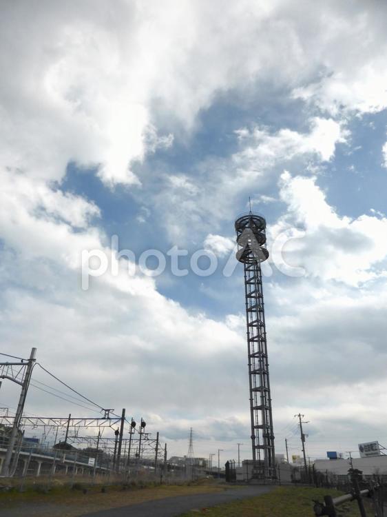 鉄道路線と電波塔と3月の空 塔,電波塔,タワーの写真素材