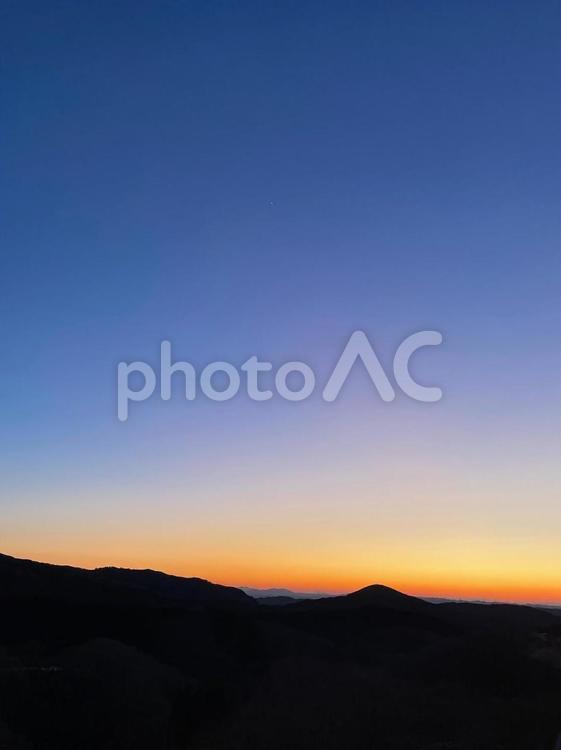 冬　山奥　夕暮れ 山奥,夕暮れ,夕日の写真素材