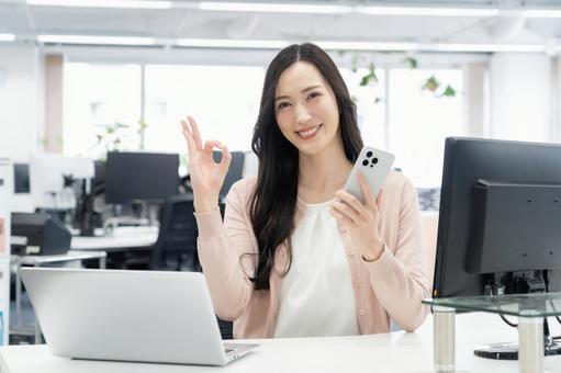 オフィスカジュアルの若い女性エンジニア オフィスカジュアルの若い女性エンジニア ビジネス,オフィス,エンジニアの写真素材