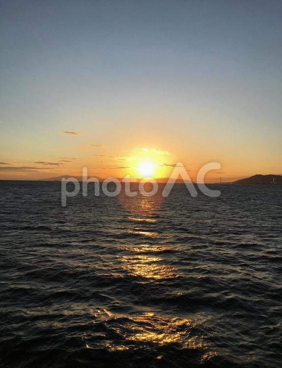 明石海峡大橋と夕日縦 夕焼け,夕日,夕焼け空の写真素材