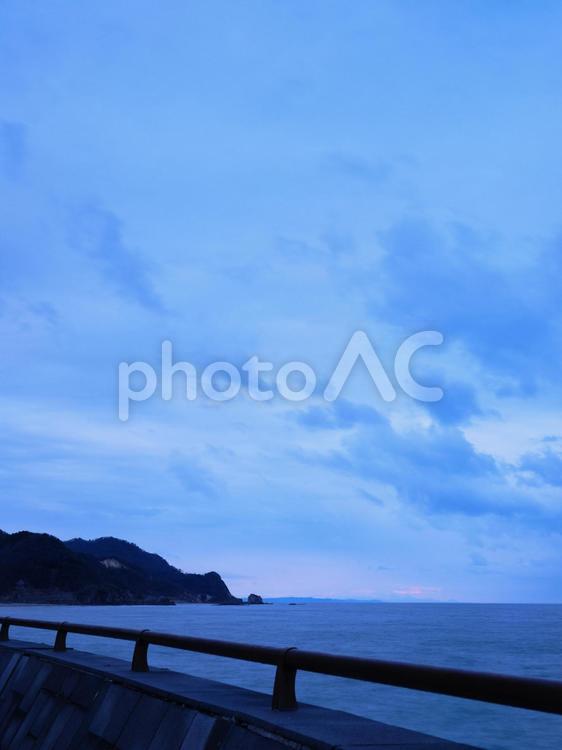 夕暮れ空と海辺の風景 海,空,風景の写真素材