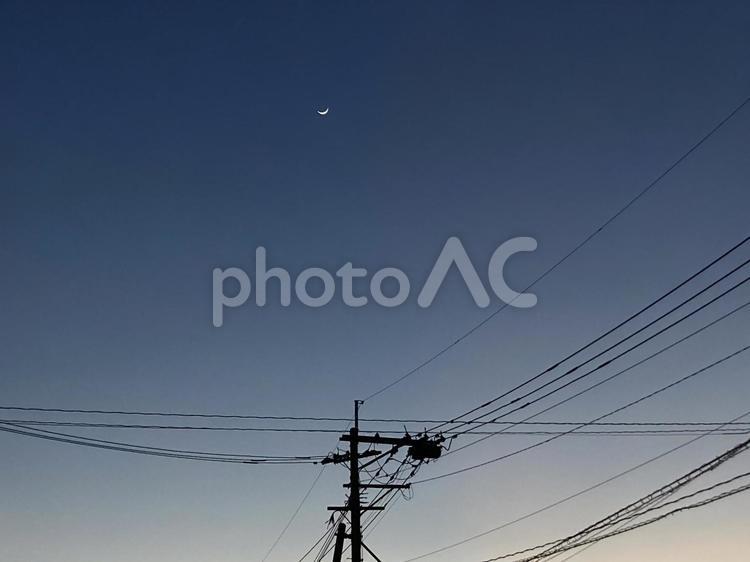宵闇に浮かぶ月 風景,月,電線の写真素材