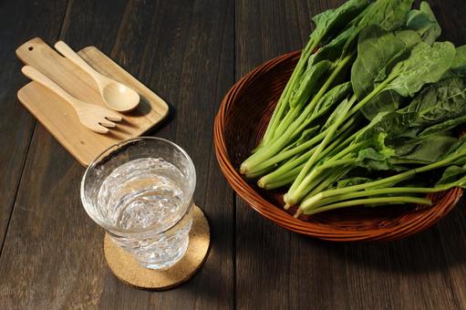 ほうれん草と水のある食卓 ほうれん草と水のある食卓 ほうれん草,水,コップの写真素材