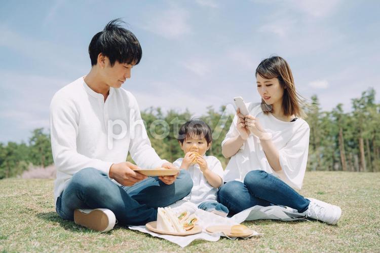 スマホで写真を撮る家族・ファミリー・赤ちゃん スマホ,自撮り,セルフィーの写真素材
