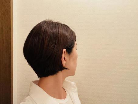 ショートカット女性 ショートカット女性 ヘアスタイル,髪型,横向きの写真素材