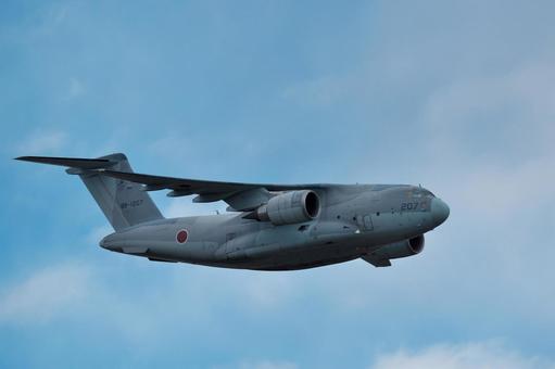 入間航空祭 C-2輸送機　展示飛行の写真