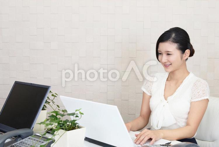 ノートパソコンで仕事中のビジネスウーマン 女性,ビジネスウーマン,女の写真素材