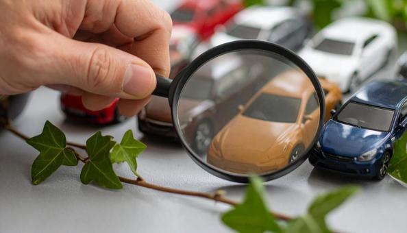 車を探す おもちゃの車を虫眼鏡で見る 車を探す おもちゃの車を虫眼鏡で見るの写真