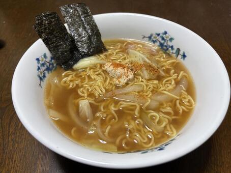 鶏胸肉味噌ラーメン海苔タマネギ七味唐辛子 鶏胸肉,味噌,ラーメンの写真素材