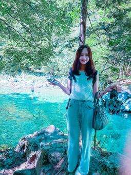 真っ青な景色と女の子 髪の長い美女,渓谷,青い景色の写真素材