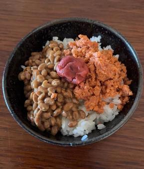 ご飯に納豆と鮭フレークとかつお梅の茶碗飯 ご飯に納豆と鮭フレークとかつお梅の茶碗飯の写真