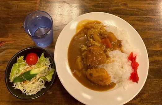 カレーライスとサラダ カレーライス,サラダ,水の写真素材