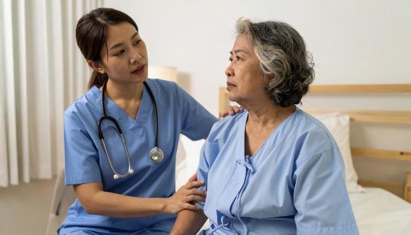 帰宅願望が強い高齢女性患者と励ます看護師 帰宅願望が強い高齢女性患者と励ます看護師の写真
