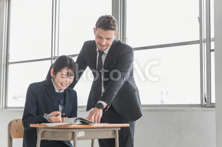 外国語の授業を受ける日本人の女子高生 授業,高校生,個別指導の写真素材