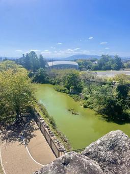 郡山城跡から見下ろす緑の堀 郡山城跡から見下ろす緑の堀の写真