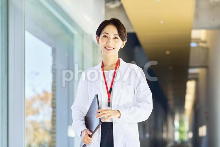カルテを持つ白衣の女性　医療従事者 白衣,女性,医療の写真素材