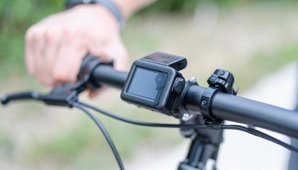 自転車にとりつけたアクションカメラ 自転車にとりつけたアクションカメラの写真