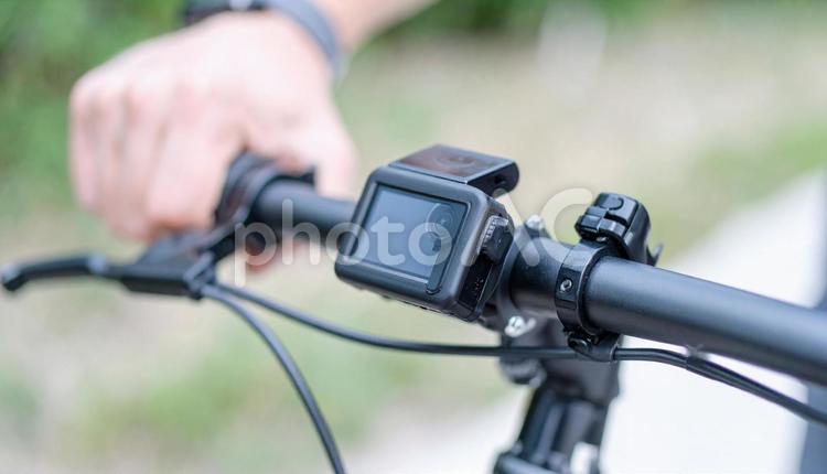 自転車にとりつけたアクションカメラ アクションカメラ,冒険,高度の写真素材