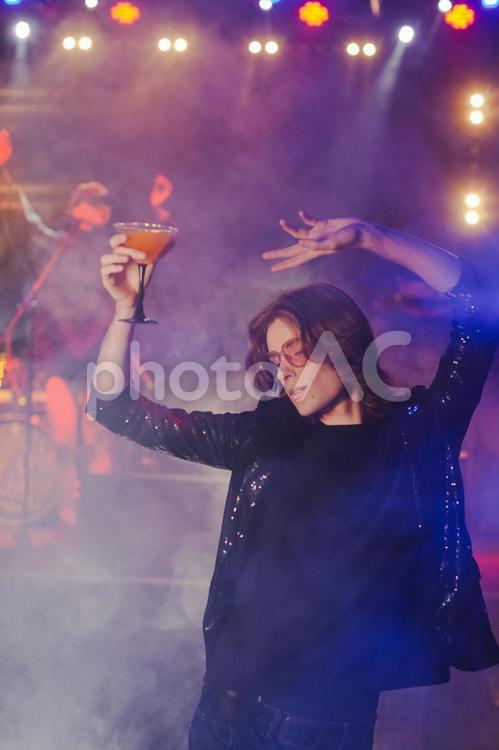 カクテルを持ち踊る男性 男性,カクテル,飲み物の写真素材