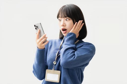 スマホを見て驚く女性・ビジネスウーマン 女性,スマホ,スマートフォンの写真素材