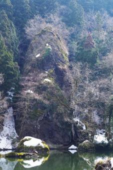 巨大岩 巨大岩 岩,水鏡,雪の写真素材