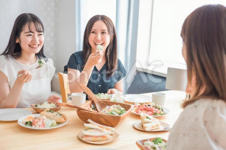 食事会で美味しい料理を食べる女性たち 女子会,料理,女性の写真素材