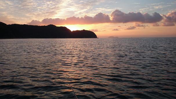 夕陽に染まる雲と海 夕陽に染まる雲と海の写真