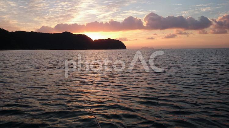 夕陽に染まる雲と海 夕陽,雲,海の写真素材