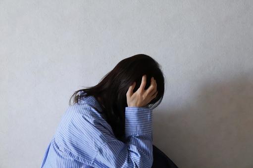 頭を抱える女性 悩みイメージ 頭を抱える女性 悩みイメージ 女性,頭を抱える,悩みの写真素材
