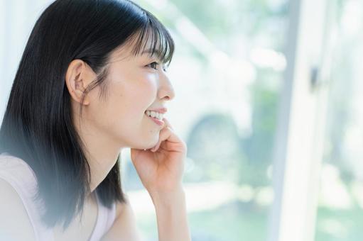 スキンケアをする女性 スキンケアをする女性の写真