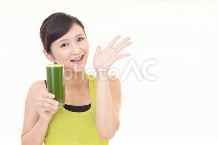 野菜ジュースを持つ笑顔の女性 女性,女,ジュースの写真素材