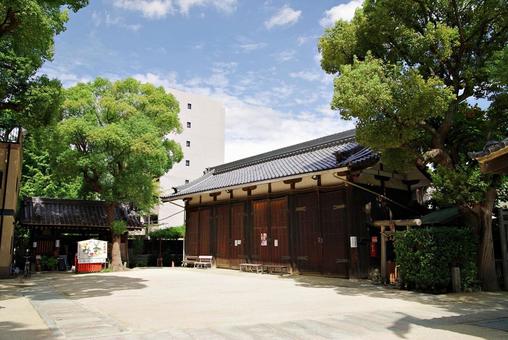昭和の雰囲気を残す町角の神社にて 八坂神社,鳥居,町角の写真素材