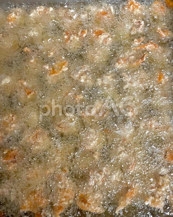 只今揚げてます鶏もも唐揚げ 唐揚げ,ふっくら,惣菜の写真素材