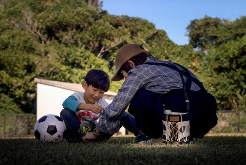 ＜素材＞秋の公園で仲良く遊ぶ親子 家族,親子,公園の写真素材