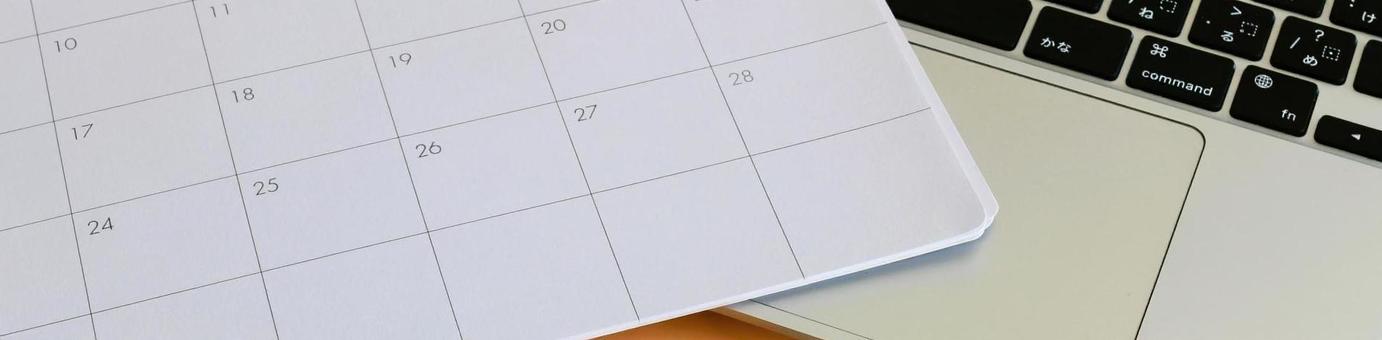 パソコンとカレンダー バナー 背景 パソコンとカレンダー バナー 背景 スケジュール,シフト調整,バナーの写真素材