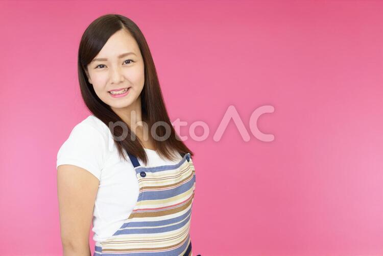 エプロンを着た笑顔の女性 女性,女,主婦の写真素材