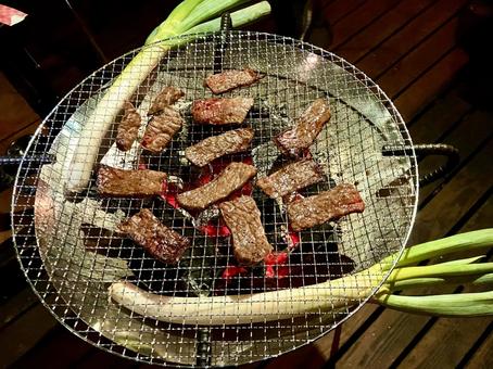 炭火で楽しむ焼肉とネギ焼き 炭火で楽しむ焼肉とネギ焼き 焼肉,肉,牛肉の写真素材