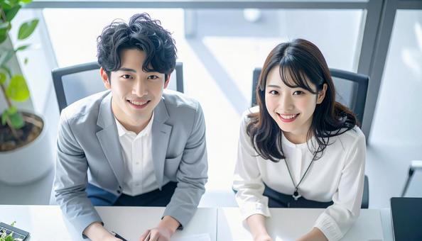 仲の良い職場の同僚の写真