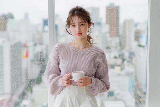コーヒー入りの白いコップを持つ笑顔の女性 コーヒー入りの白いコップを持つ笑顔の女性の写真