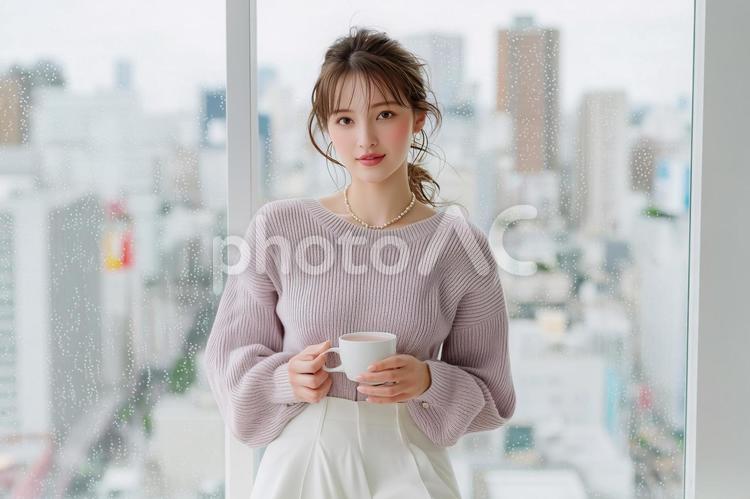 コーヒー入りの白いコップを持つ笑顔の女性 女性,日本人,20代の写真素材