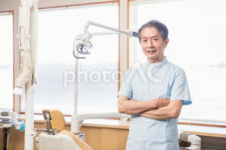 笑顔の歯医者さん 歯医者,歯科医師,男性の写真素材