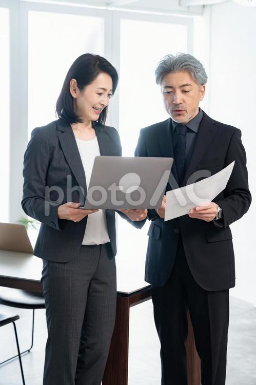ミドルビジネスマンの会議 会社員,管理職,キャリアの写真素材